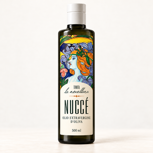 Nuccé 500 ml con nuova etichetta su Dorica, tappo Guala Top bianco e sfondo neutro